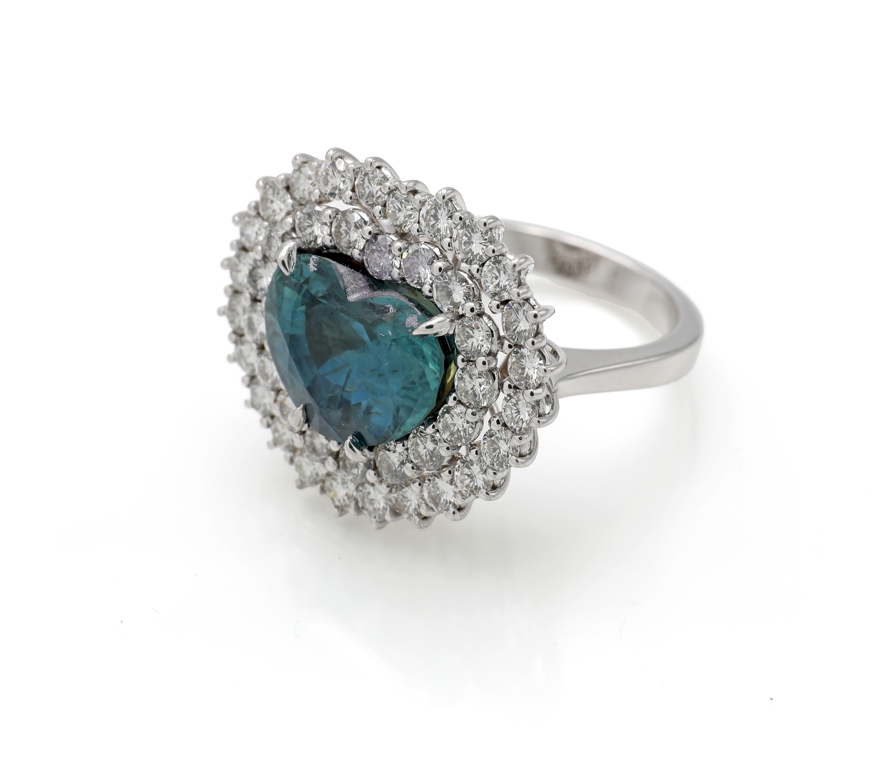 Anello in oro bianco 750/000 con zaffiro a cuore (ct 7,83, Burma) e diamanti rotondi brillanti (c...