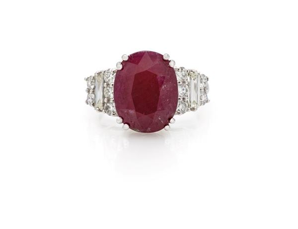 Anello in platino, rubino e brillanti