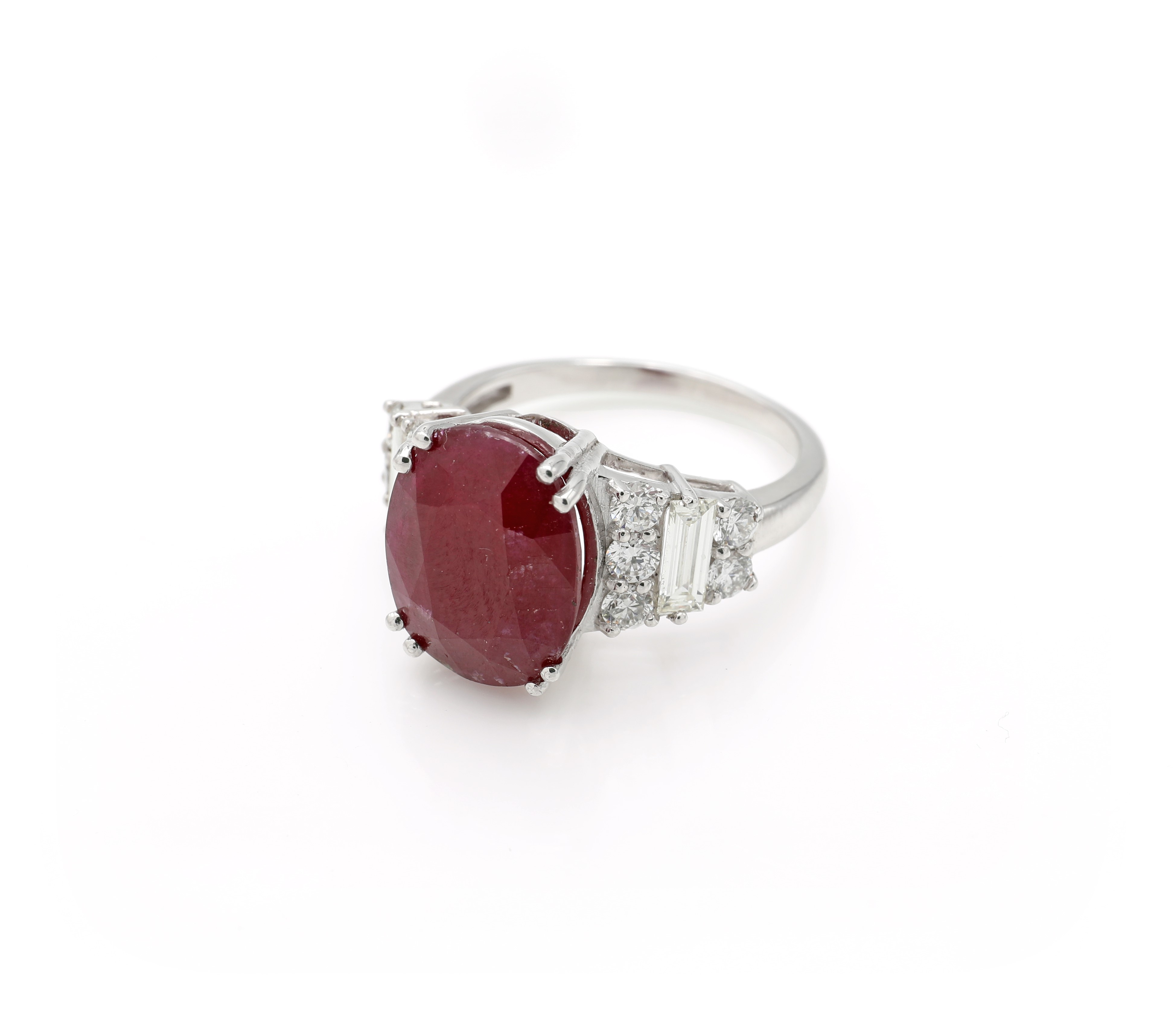 Anello in platino 900/000 con rubino ovale e diamanti (taglio rotondo brillante e baguette)