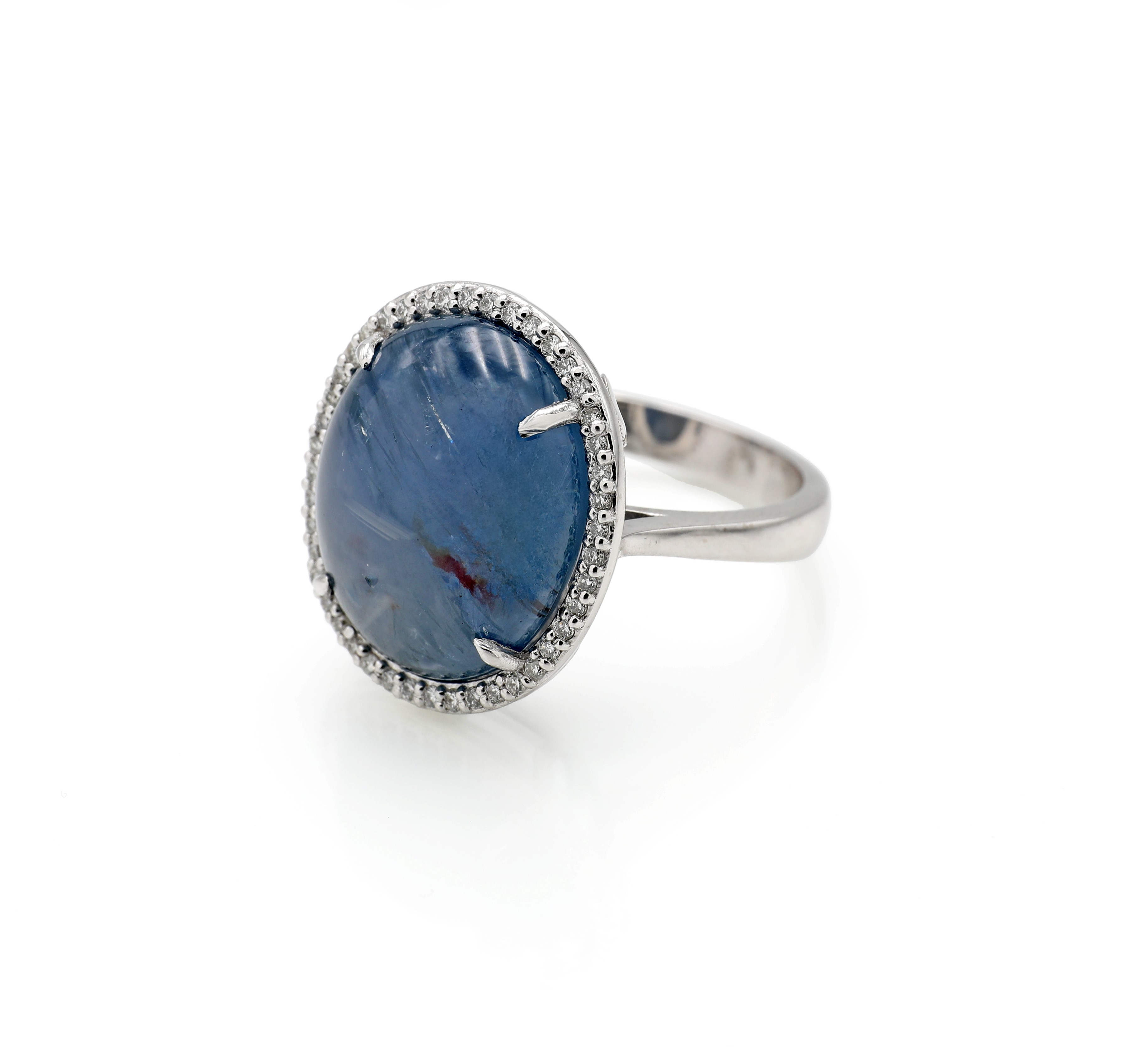 Anello in platino con zaffiro asteria cabochon e diamanti