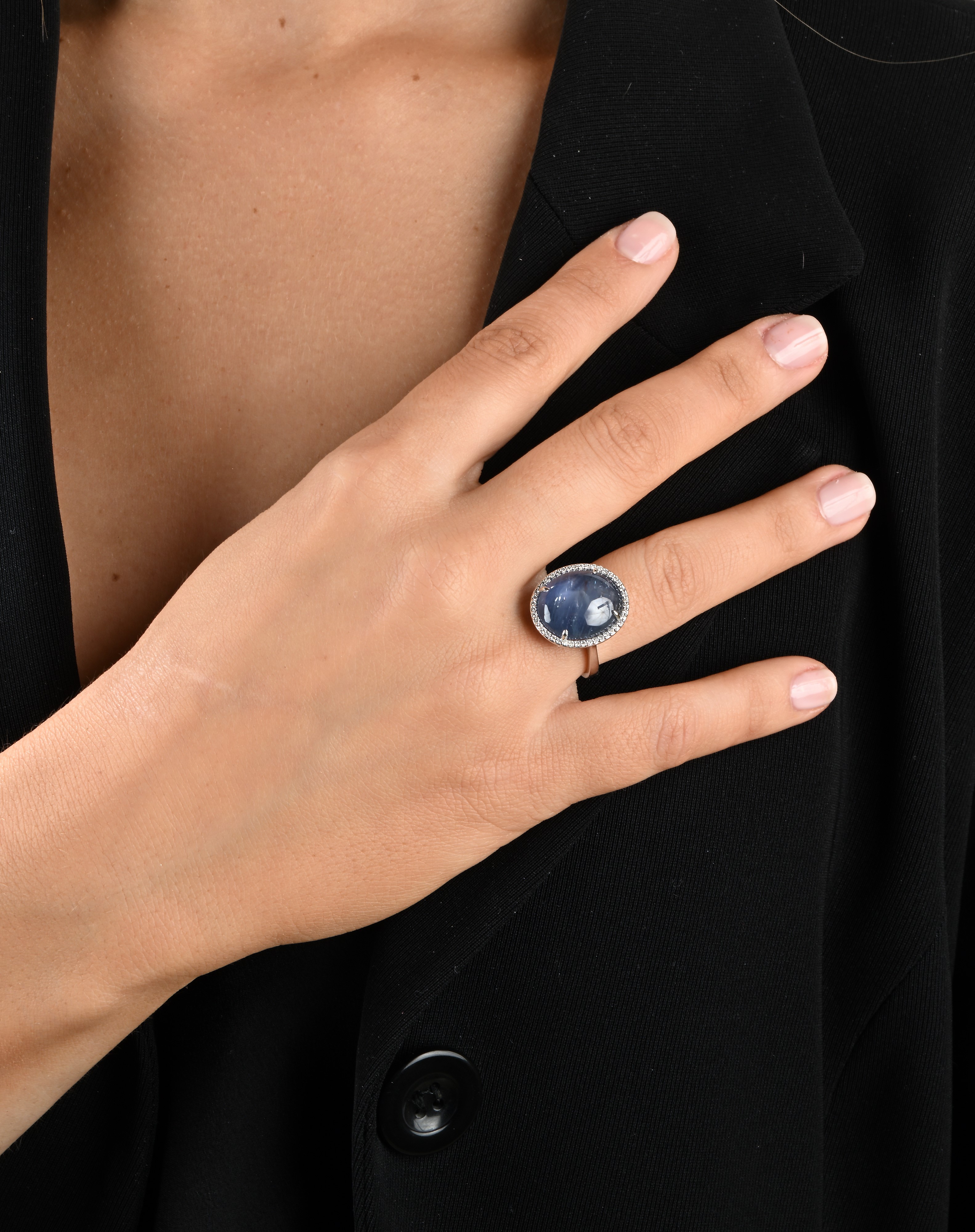Anello in platino, zaffiro asteria e diamanti