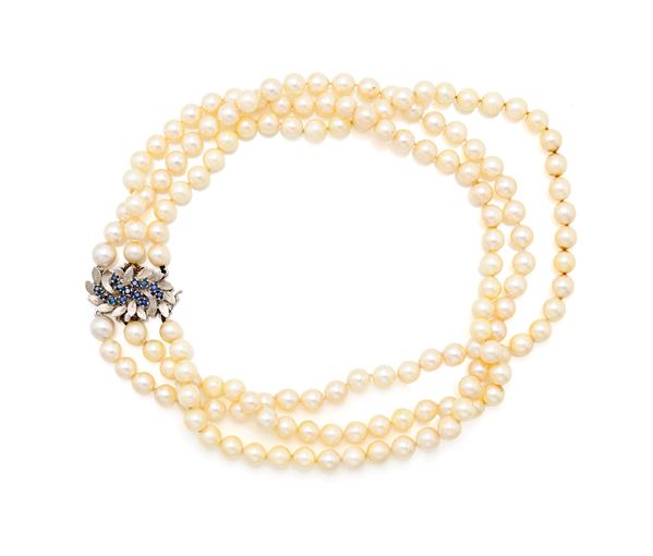 Collana in perle, chiusura in oro e zaffiri