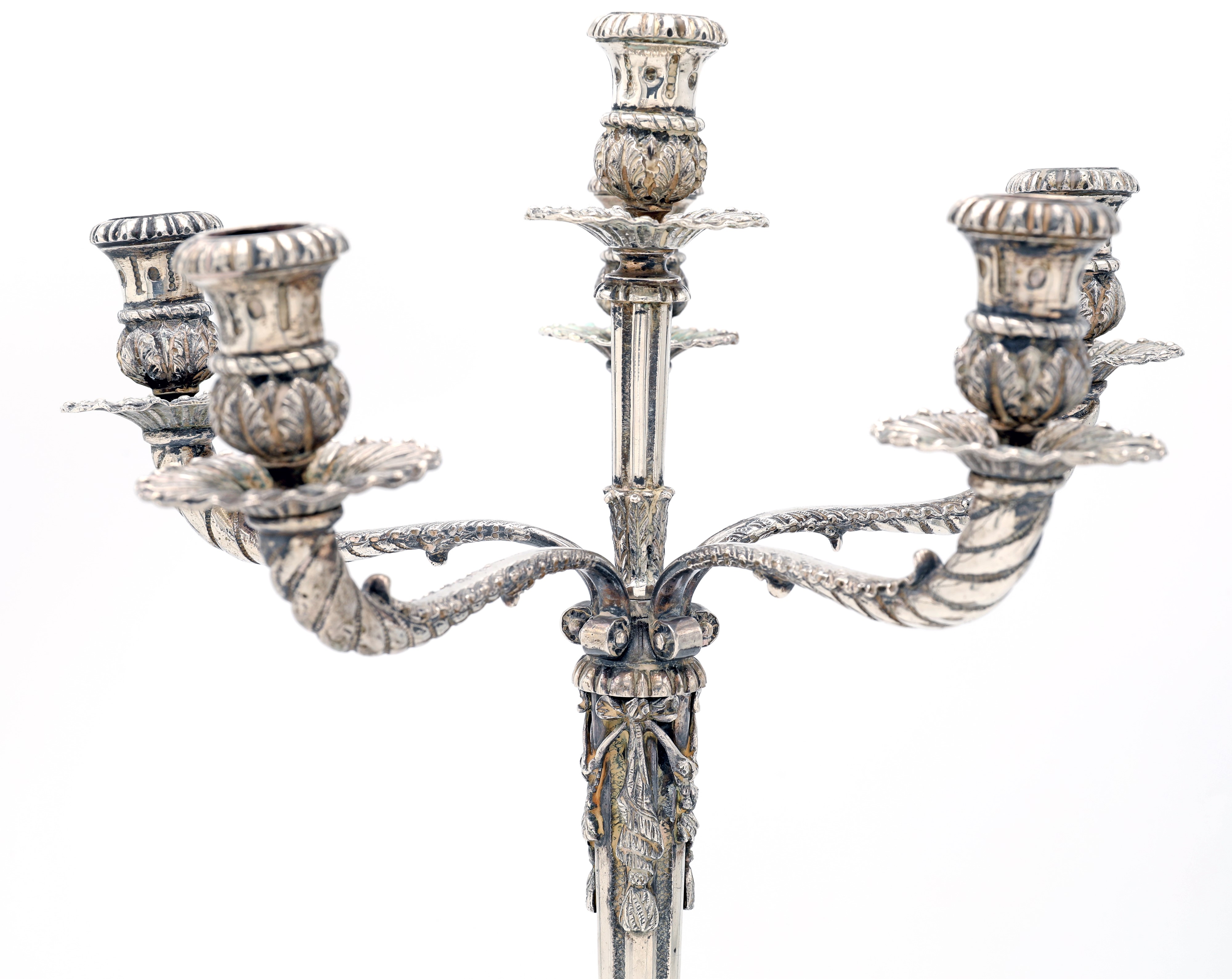 Coppia di candelabri, argento 800/000, a sei luci