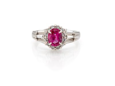 Anello in platino con rubino ovale, diamanti (misura 12)