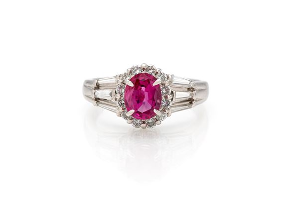 Anello in platino, rubino e diamanti
