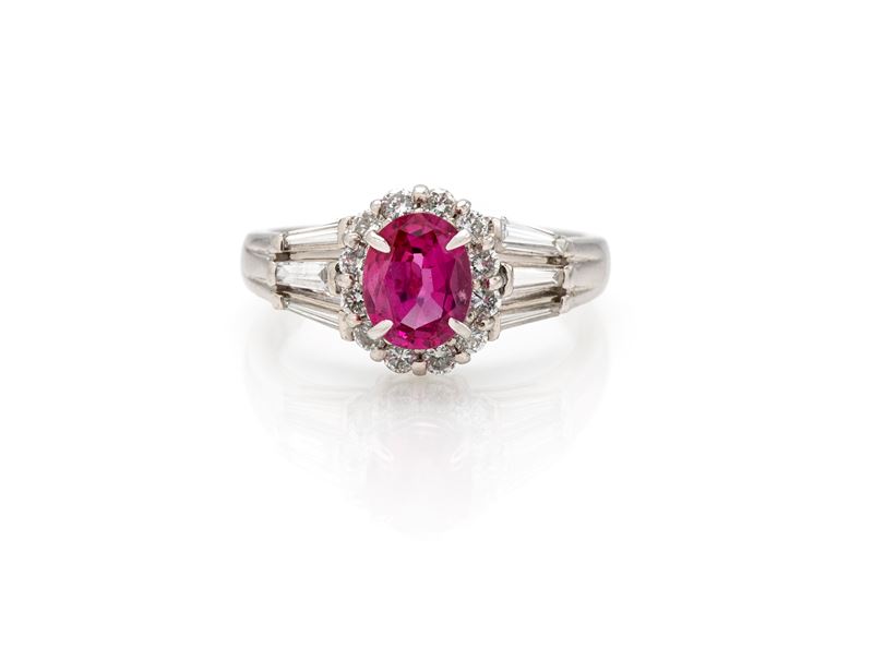 Anello in platino con rubino ovale, diamanti (misura 12)