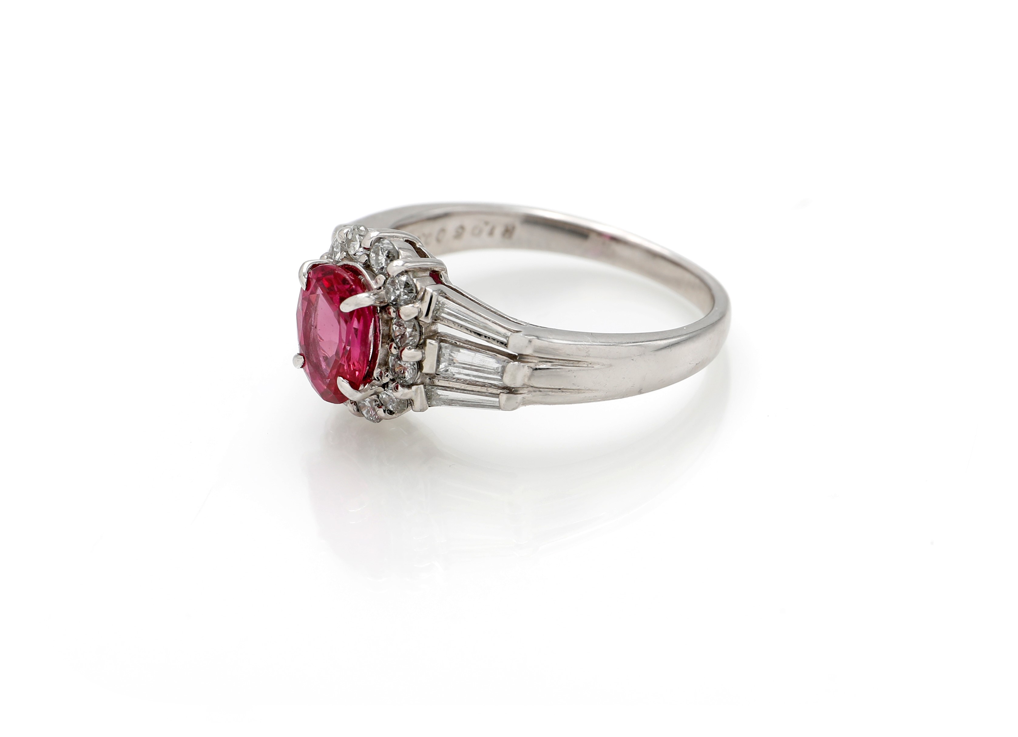 Anello in platino con rubino ovale, diamanti (misura 12)