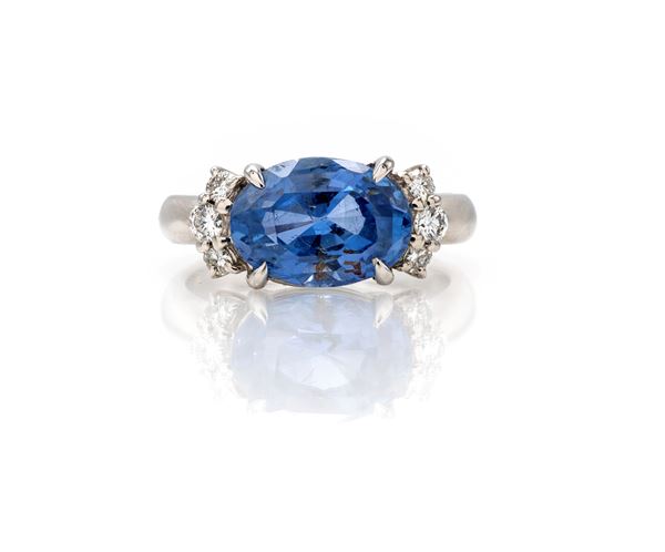 Anello in platino, zaffiro e diamanti