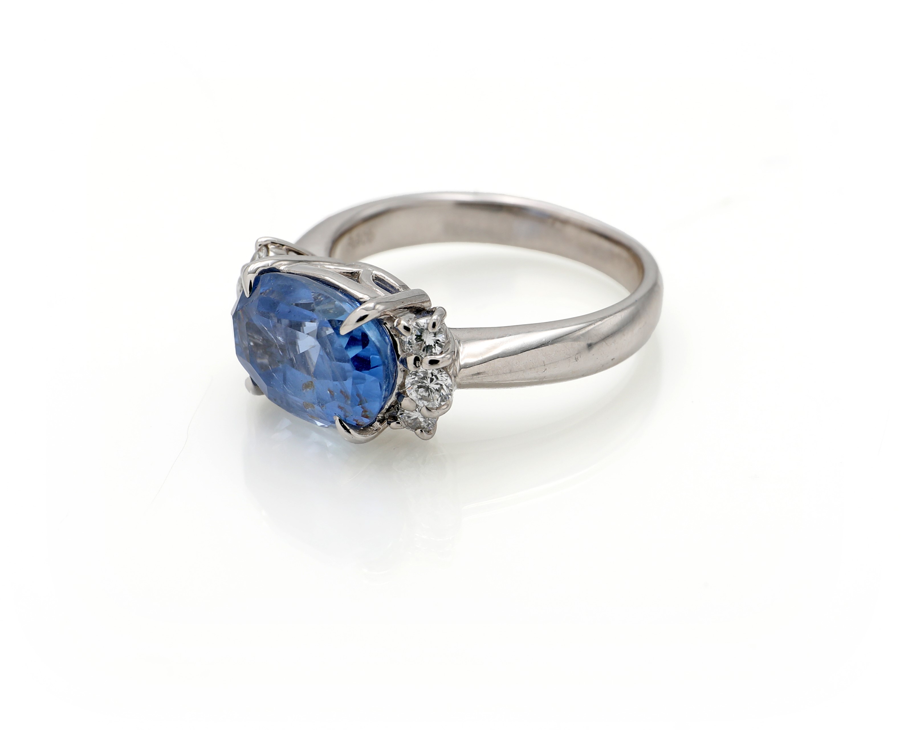 Anello in platino 900/000 con zaffiro ovale e diamanti rotondi brillanti