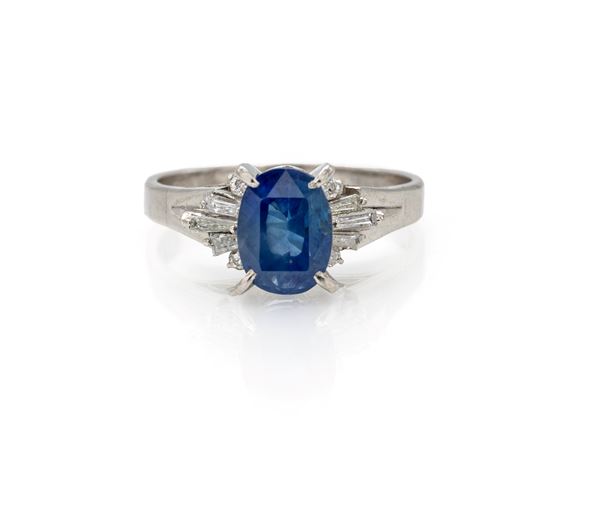 Anello in platino, zaffiro e diamanti