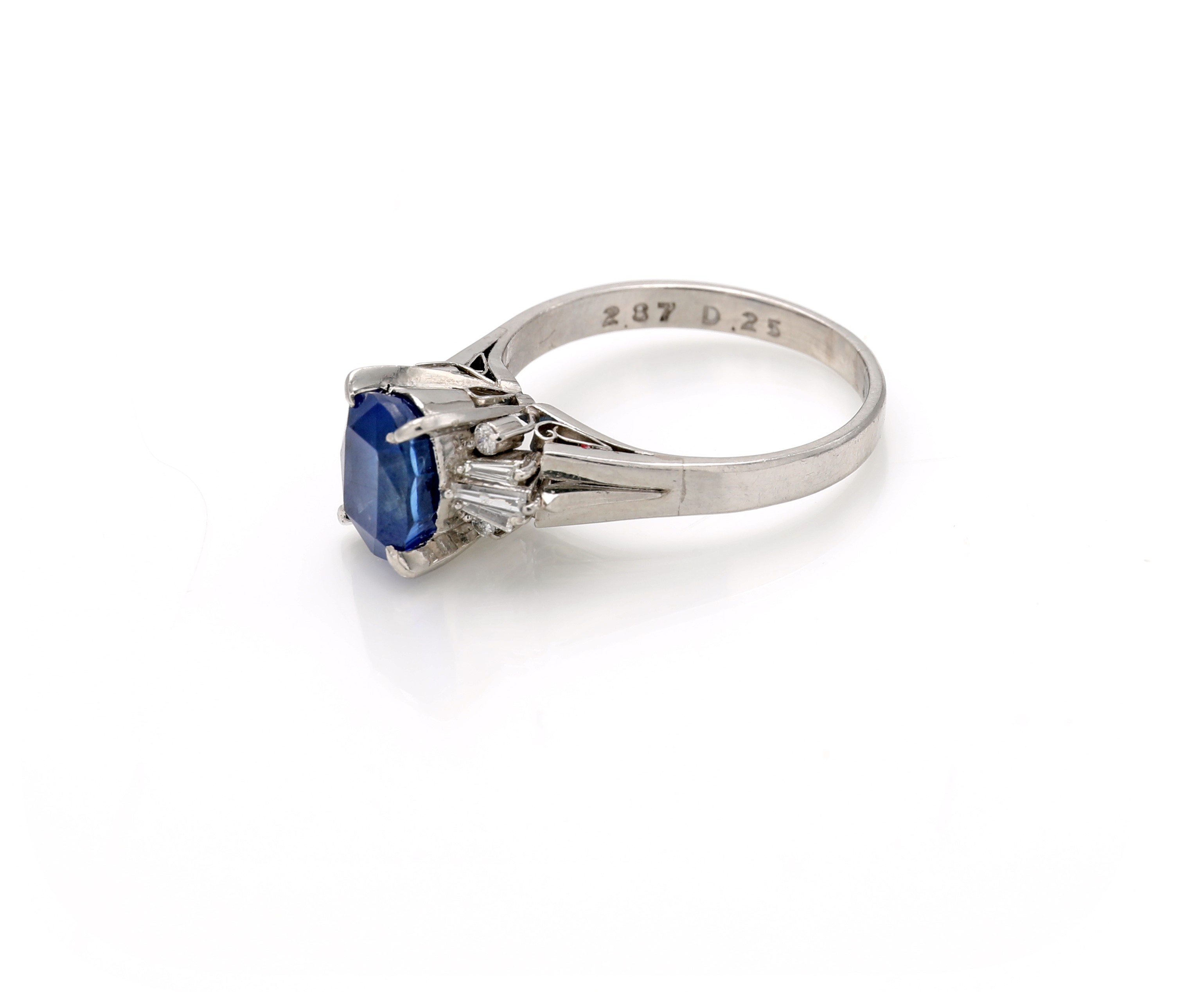Anello in platino 900 con zaffiro ovale Ceylon e diamanti