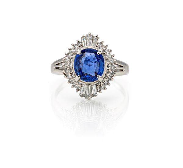 Anello in platino, zaffiro e diamanti