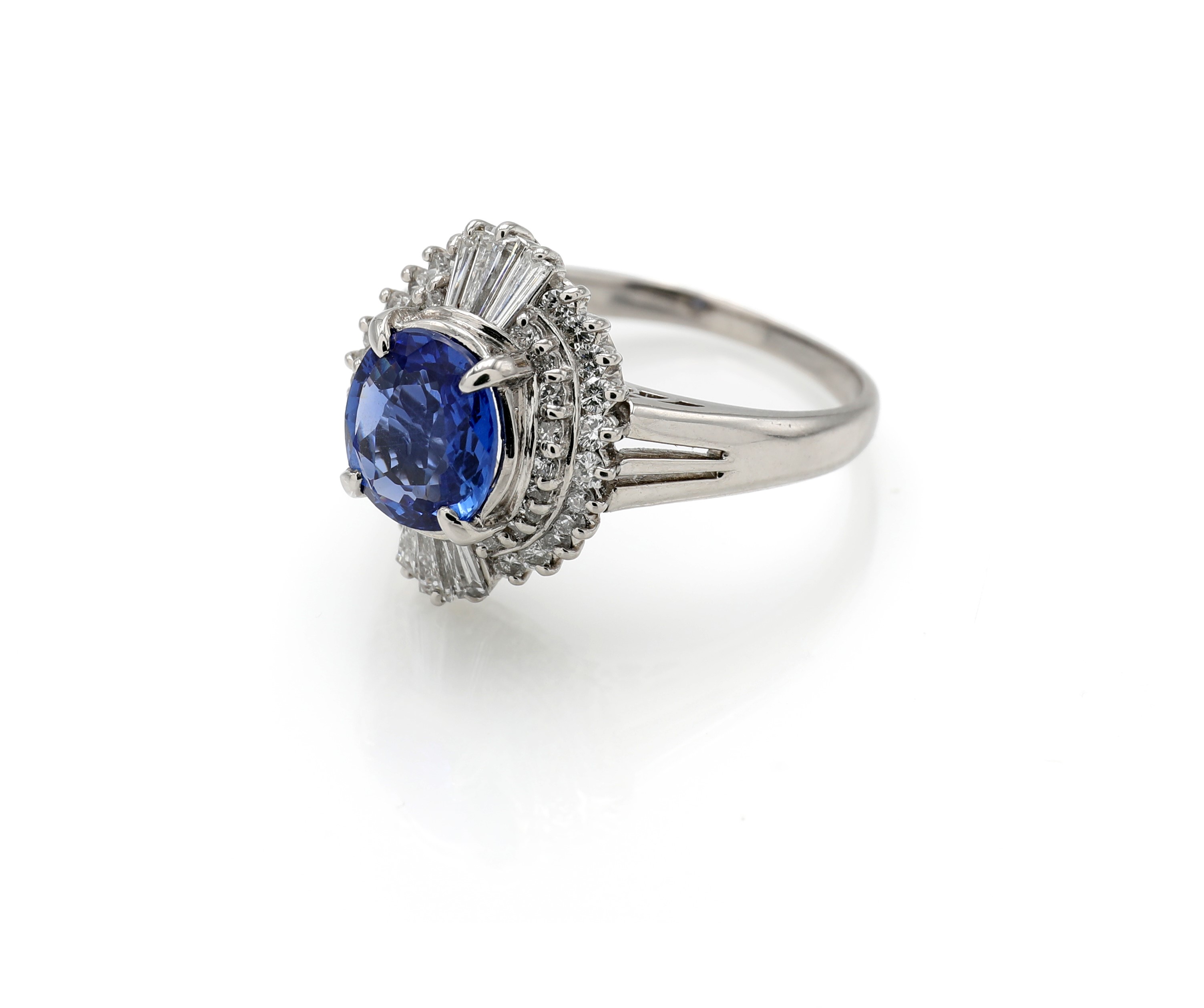 Anello in platino 900, zaffiro ovale (Ceylon, ct 1,54) e diamanti, misura 15