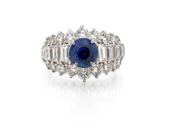 Anello in platino, zaffiro e diamanti
