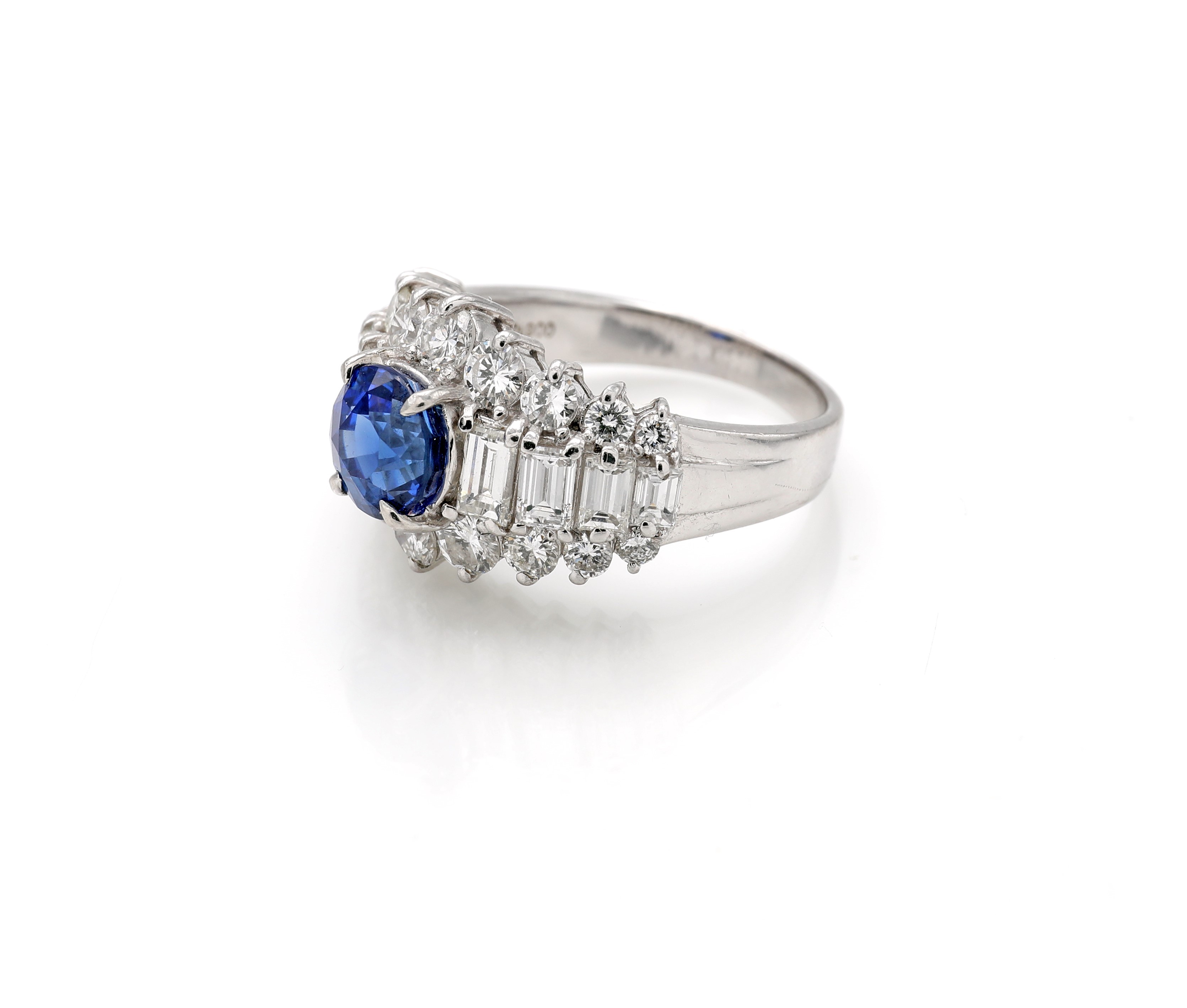 Anello in platino con zaffiro rotondo (Burma, ct 2,11) e diamanti (ct 2,18)