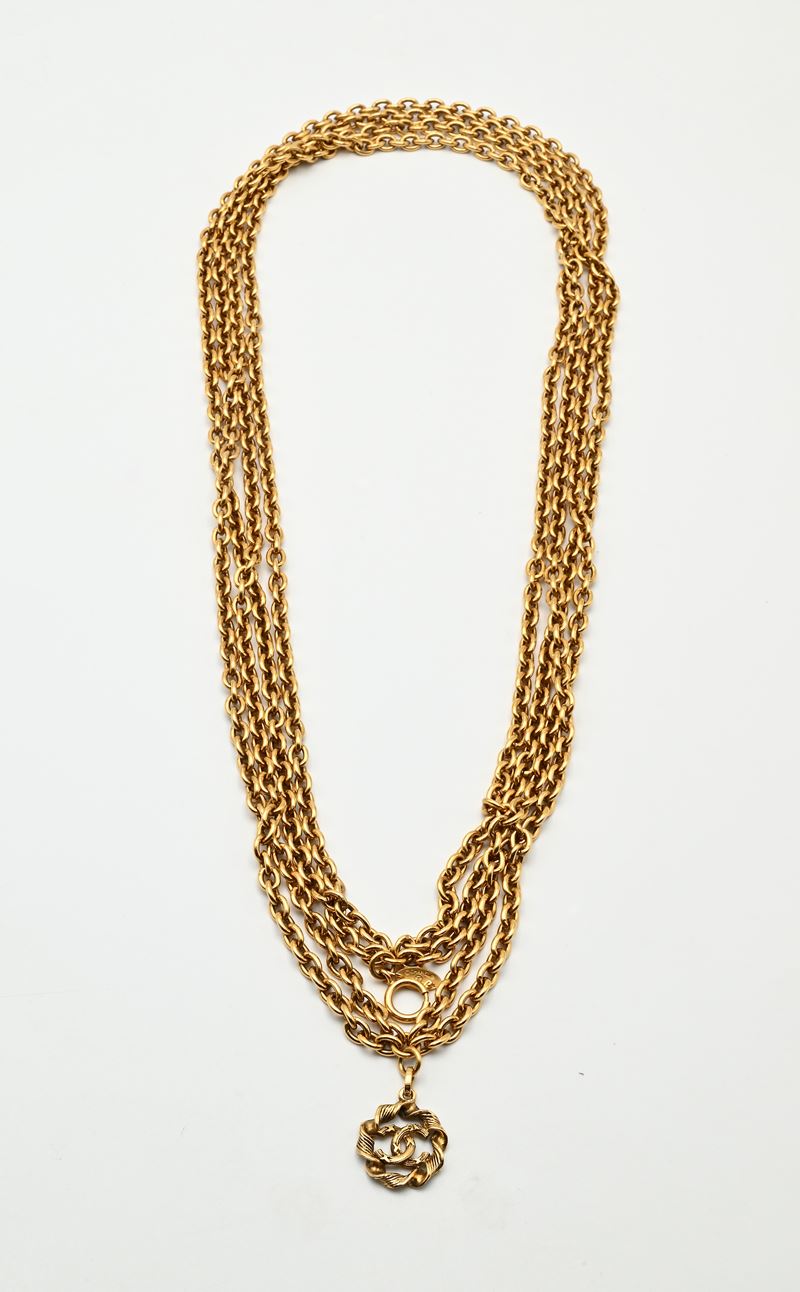 Chanel collana a quattro catene con charms in metallo dorato
