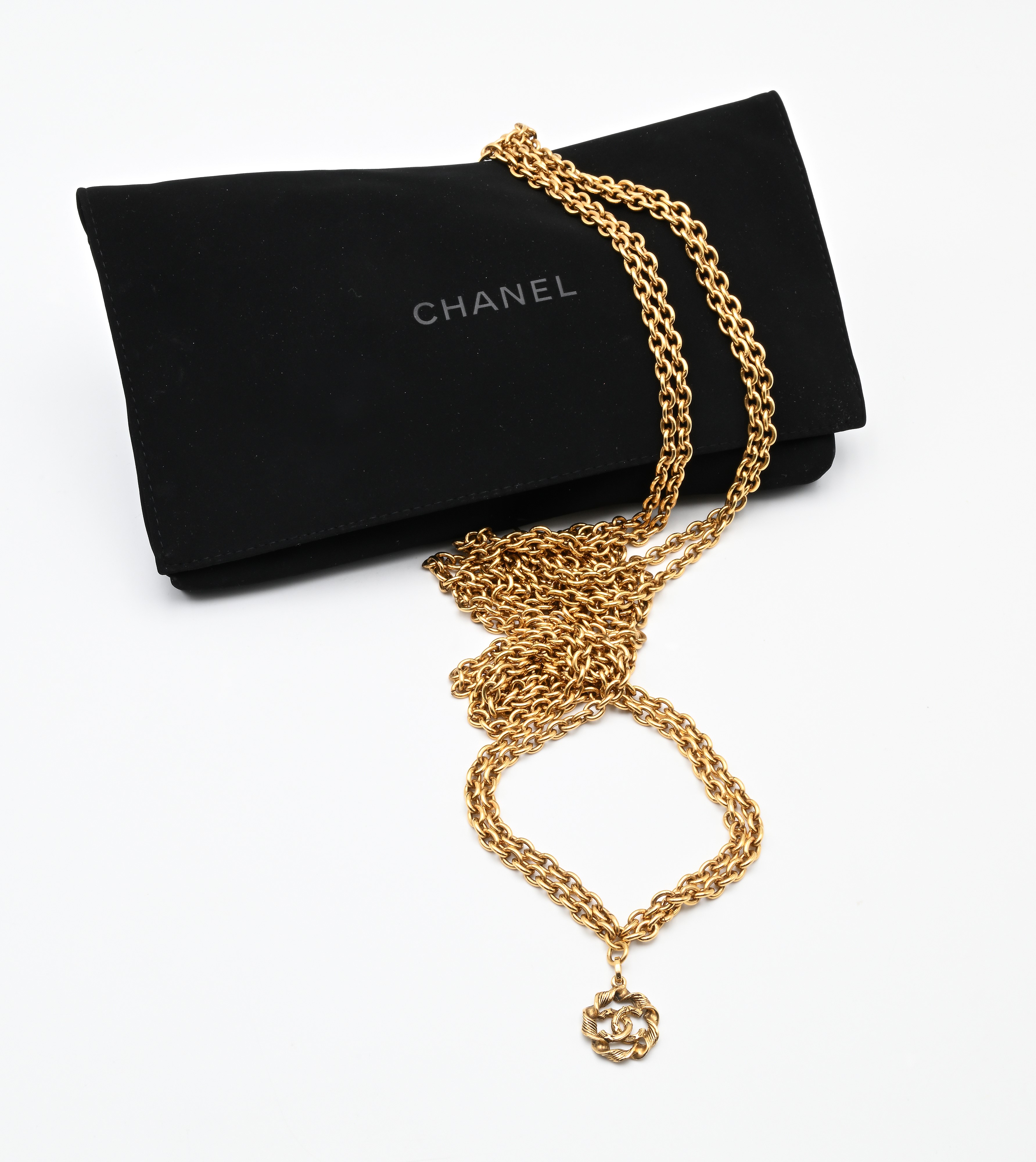 Chanel collana a quattro catene con charms in metallo dorato