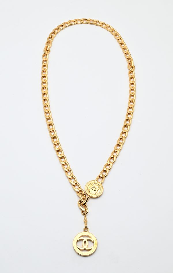 Chanel collana/cintura a catena con charms in metallo dorato 