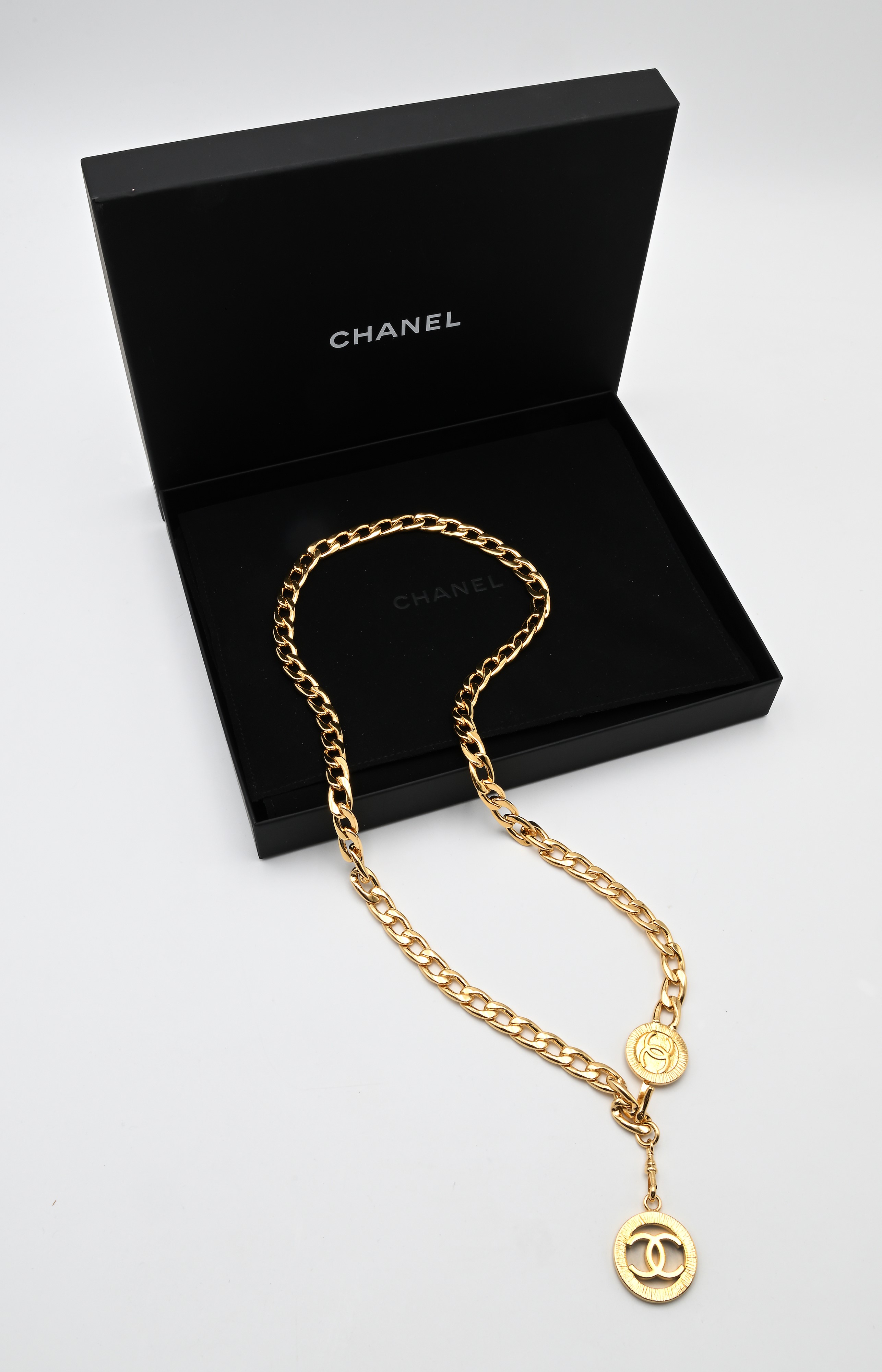 Chanel collana/cintura a catena con charms in metallo dorato
