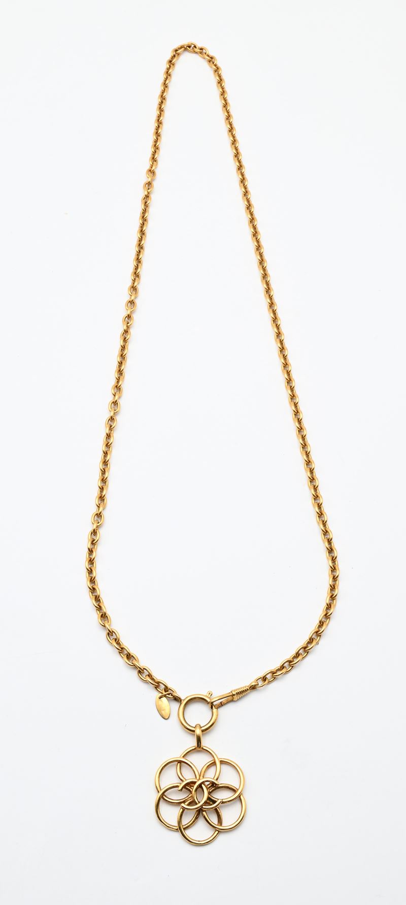 Chanel collana con charms a fiore e logo centrale in metallo dorato
