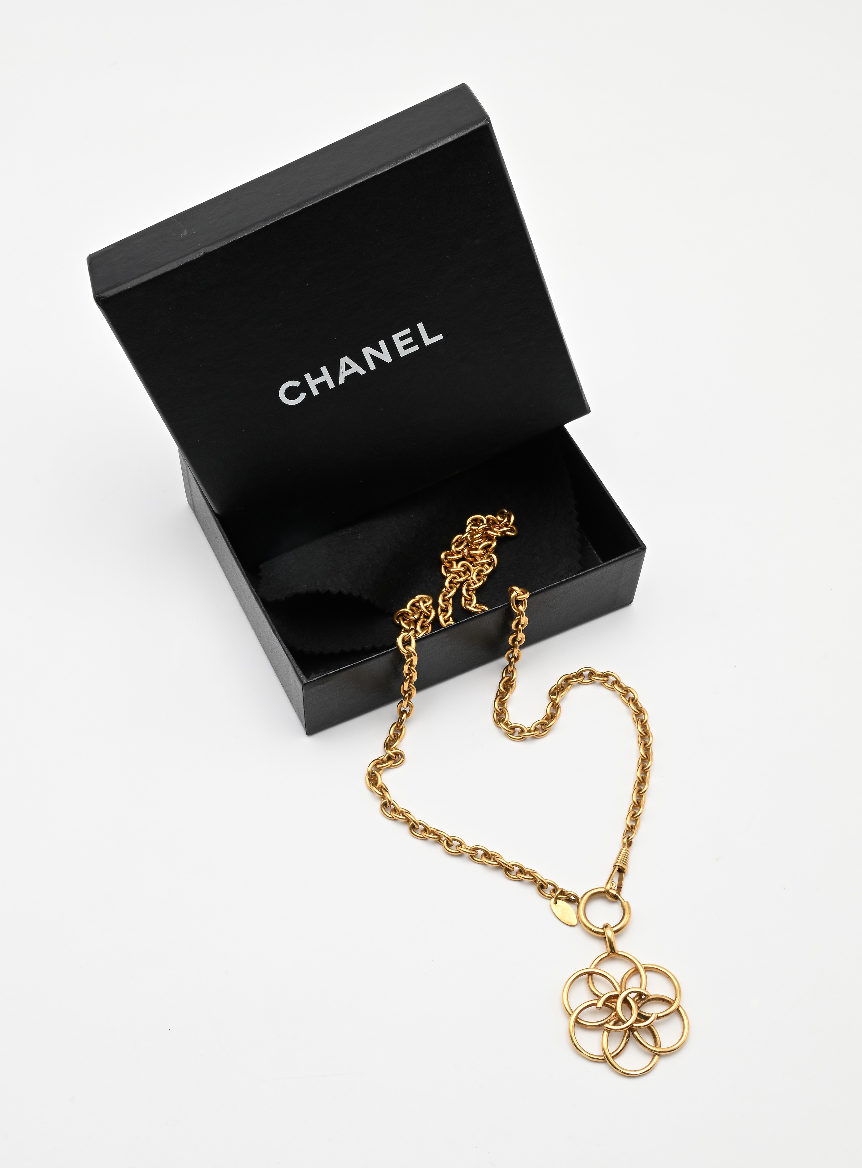 Chanel collana con charms a fiore e logo centrale in metallo dorato