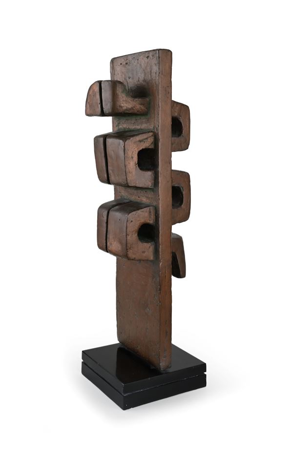 Scultura in terracotta dipinta a forma di serpente totemico. 