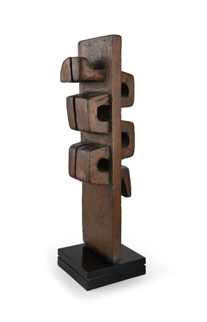 Scultura in terracotta dipinta a forma di serpente totemico.