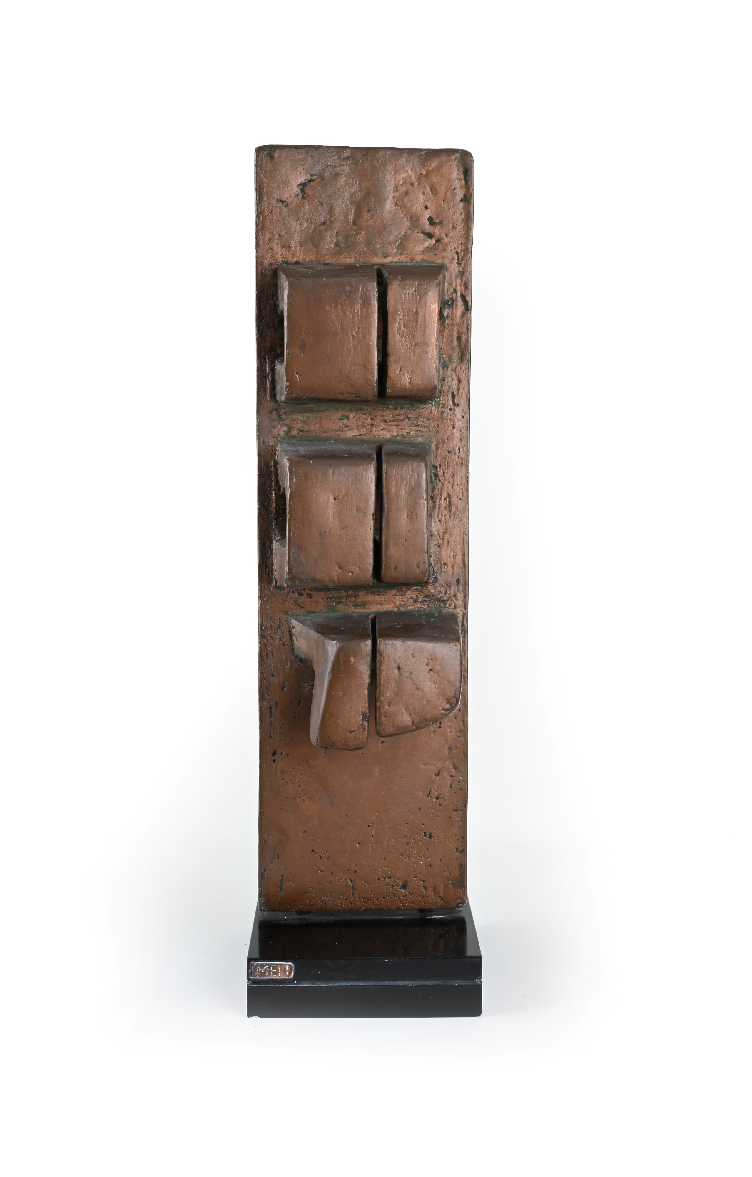 Scultura in terracotta dipinta a forma di serpente totemico.