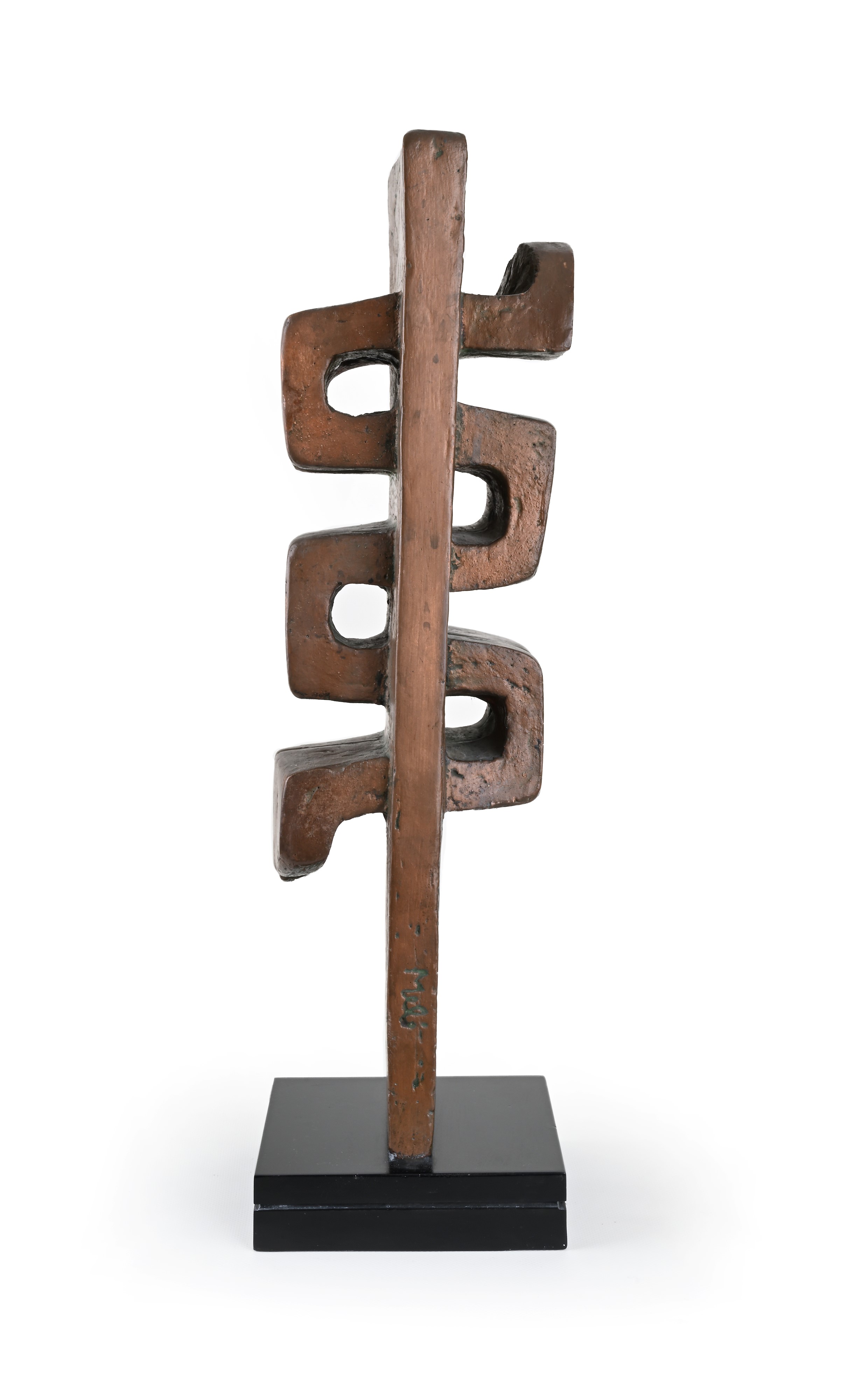 Scultura in terracotta dipinta a forma di serpente totemico.
