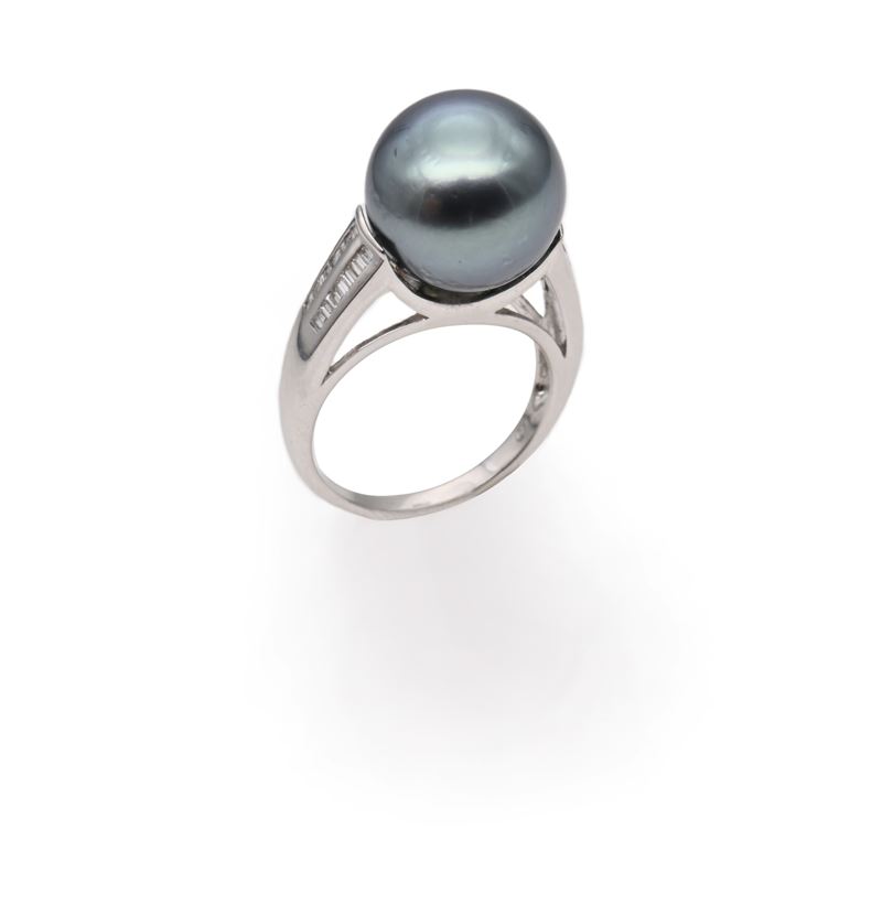 Anello in oro bianco 750/000 con perla Tahiti e diamanti baguette