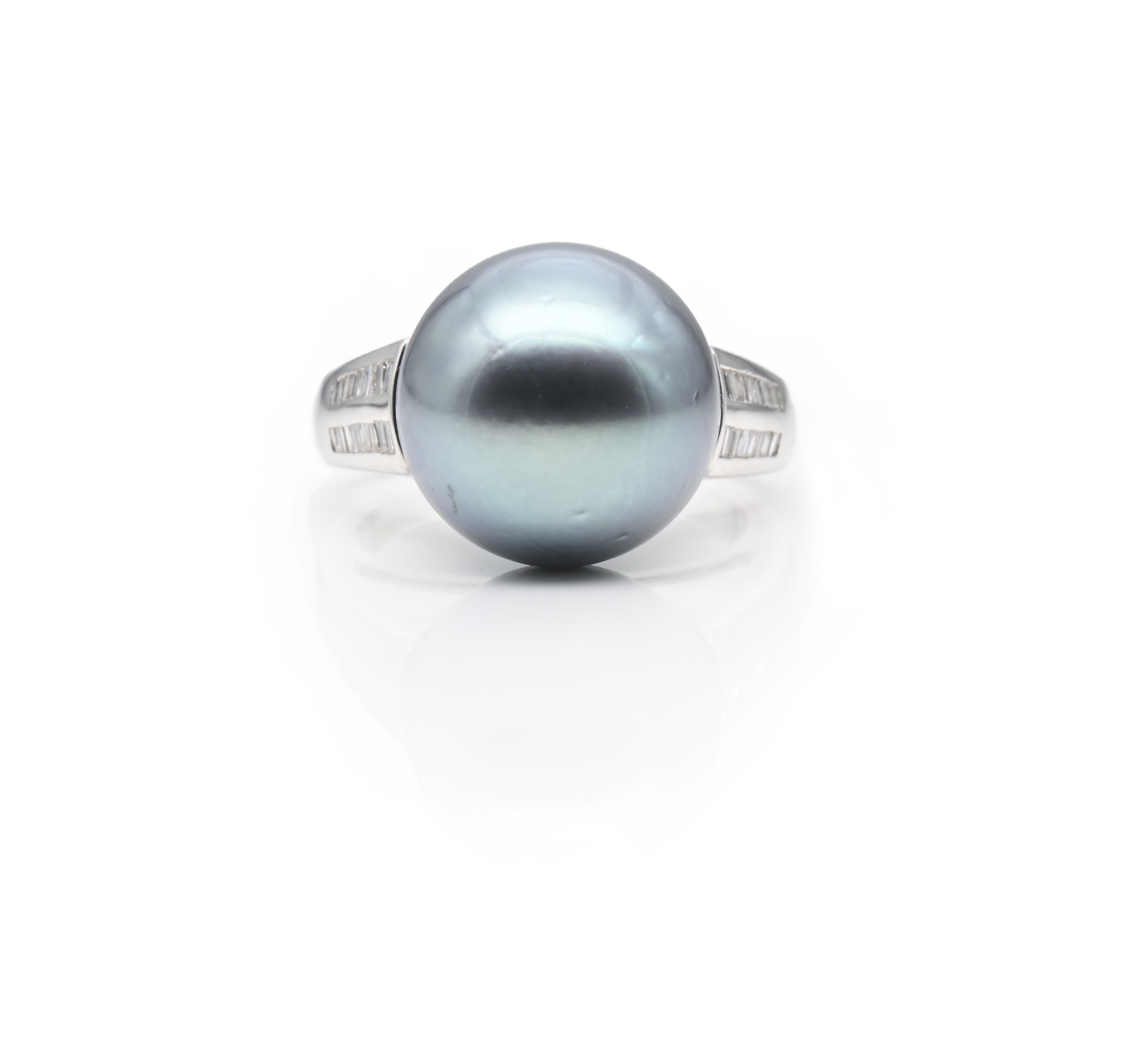 Anello in oro bianco 750/000 con perla Tahiti e diamanti baguette