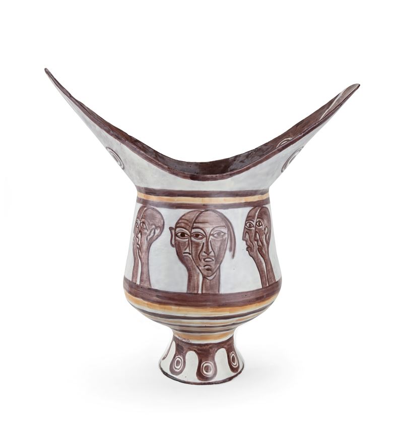 Vaso in terracotta smaltata decorata a motivi geometrici e figure umane