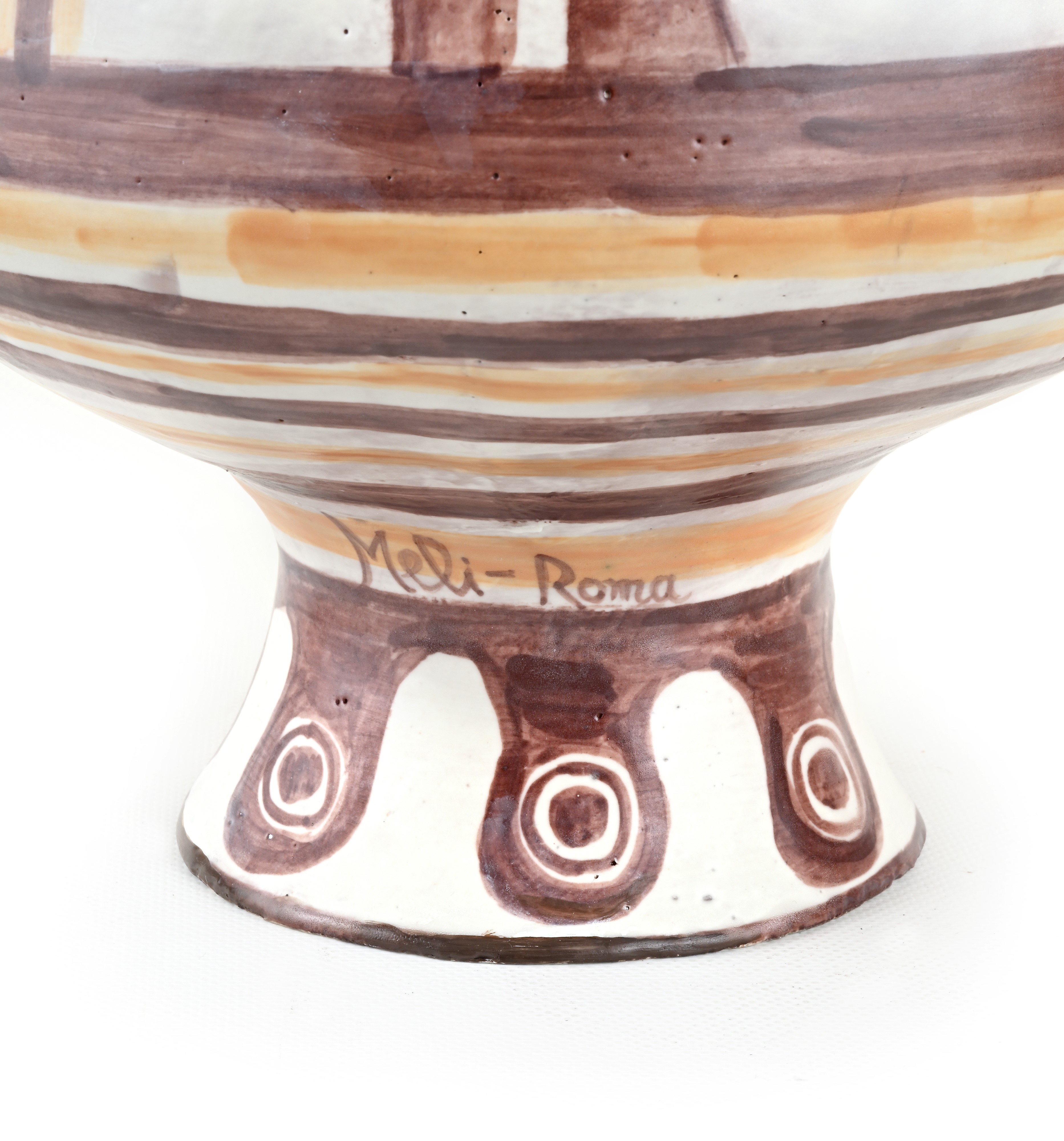 Vaso in terracotta smaltata decorata a motivi geometrici e figure umane