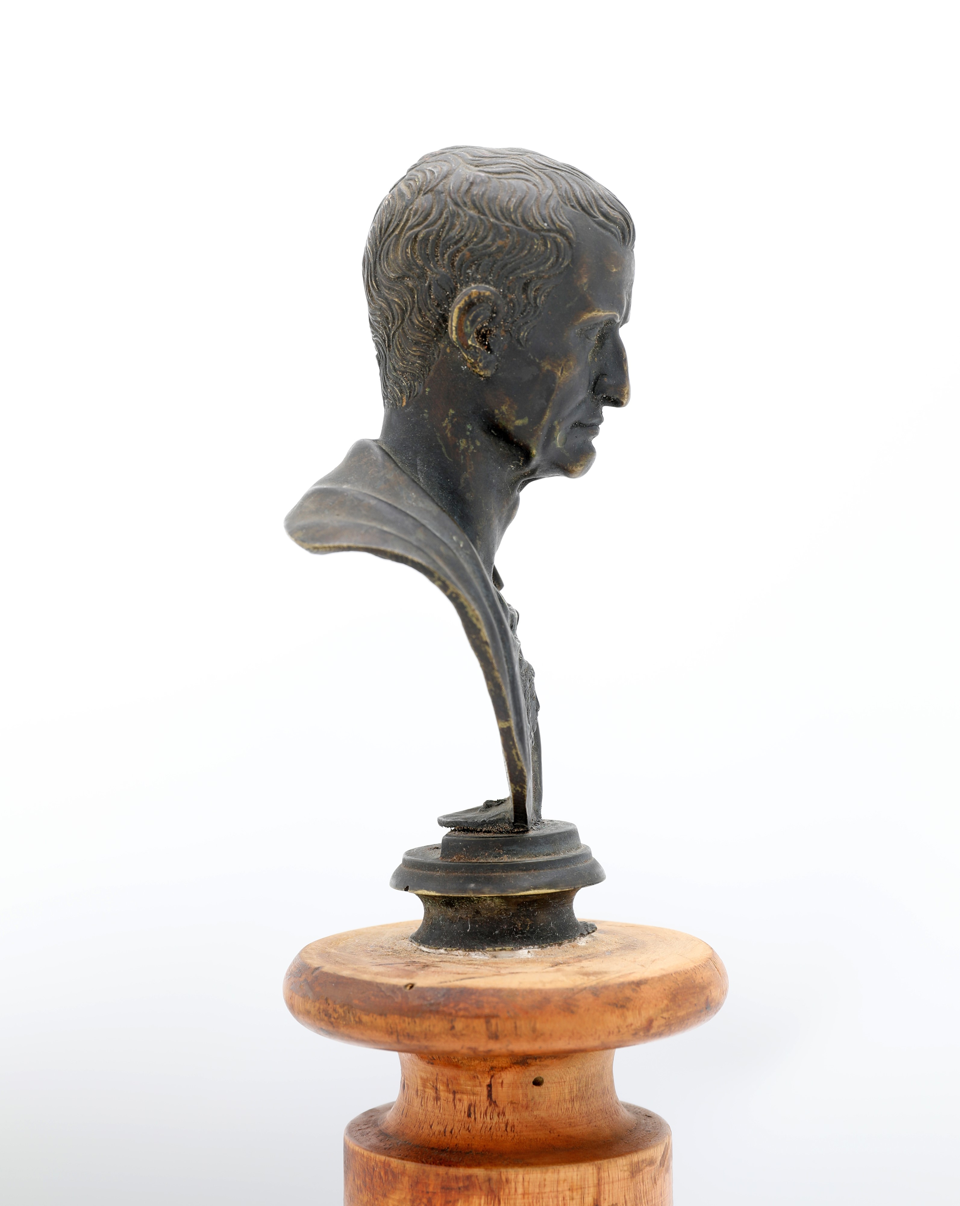 Ritratto di Giulio Cesare, busto in bronzo su piedistallo a colonna, XVIII secolo
