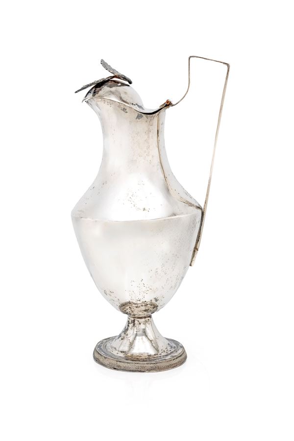 Brocca con coperchio sormontato da una foglia e lettere M.V. incise sul manico, Spagna (?)