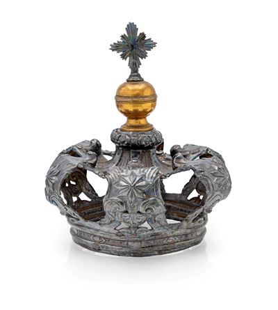 Corona da statua, lamina d’argento sbalzata con elementi a foglia e sfera dorata sommitale