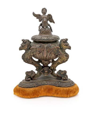 Calamaio in bronzo a tre grifoni alati e arpia, XIX secolo