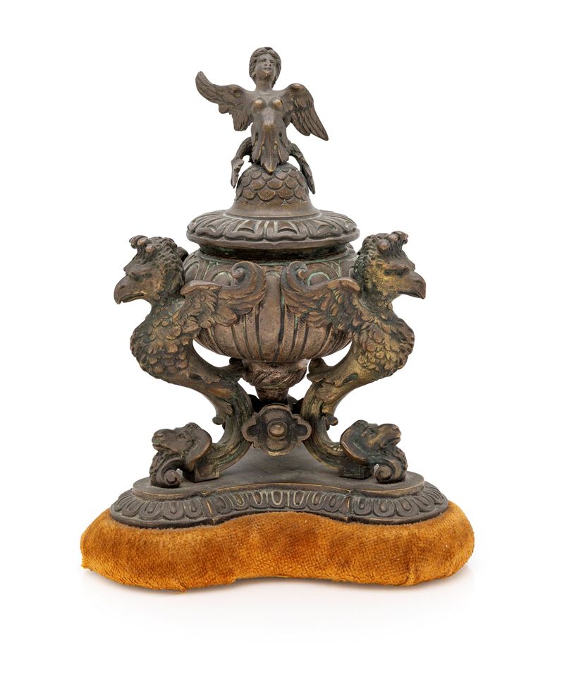Calamaio in bronzo a tre grifoni alati e arpia, XIX secolo