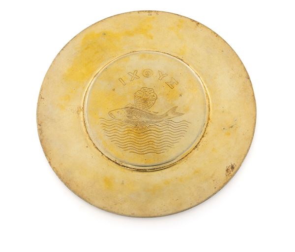 Patena in argento dorato con pesce inciso