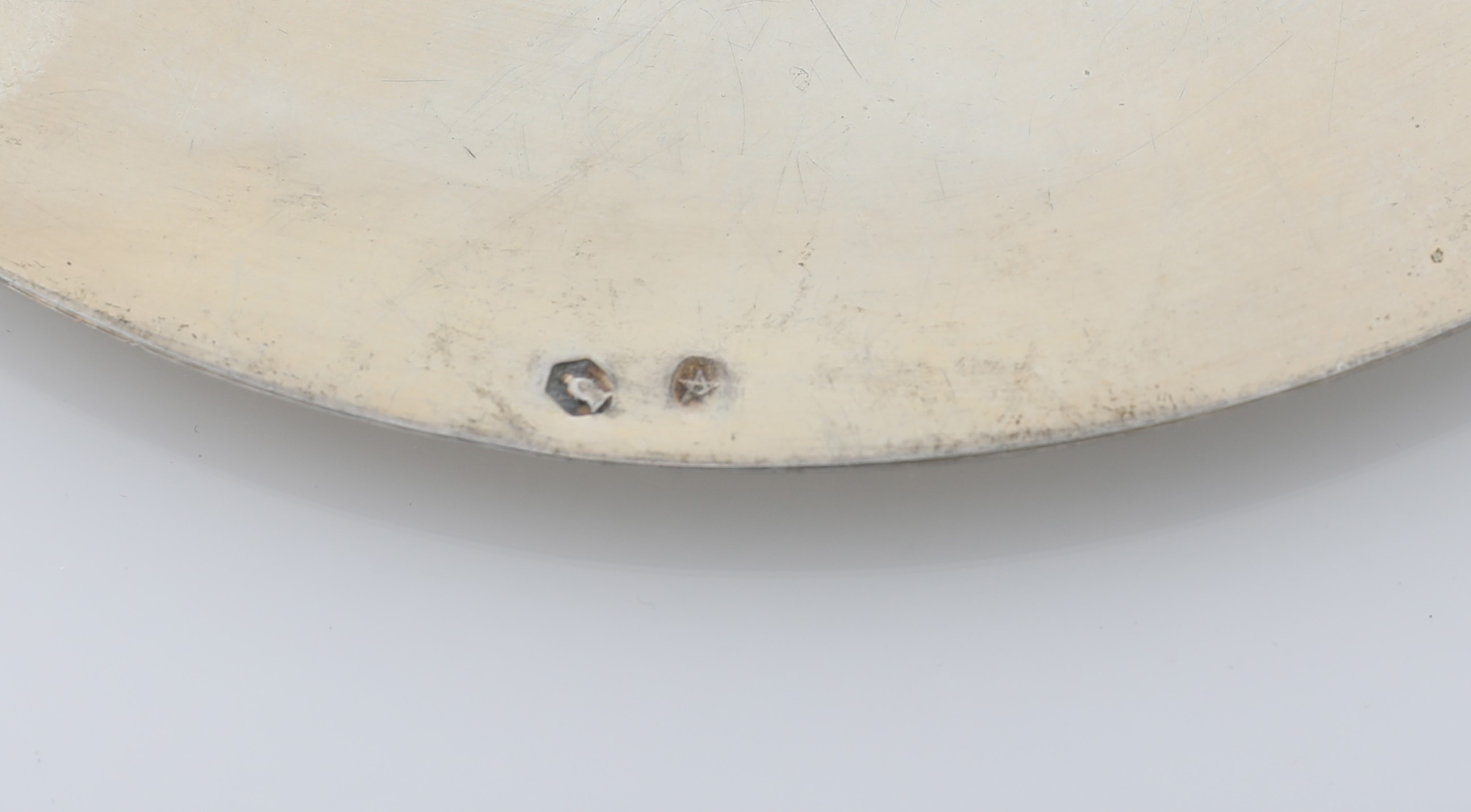 Patena in argento dorato con Alfa e Omega incise, decorazione liturgica