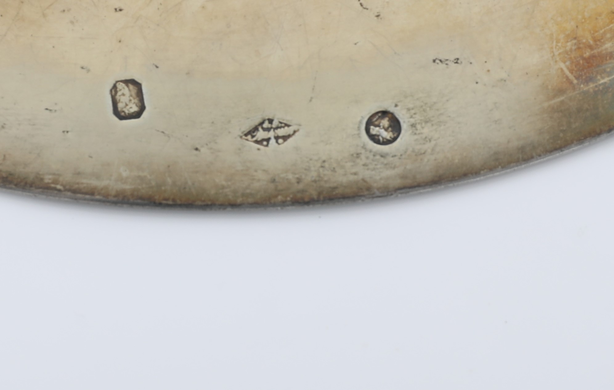 Patena in argento dorato con cristogramma inciso entro corona di spine