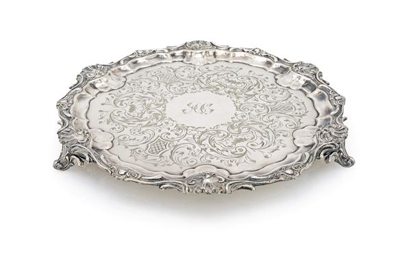 Salver in METALLO ARGENTATO con volute e iniziali incise