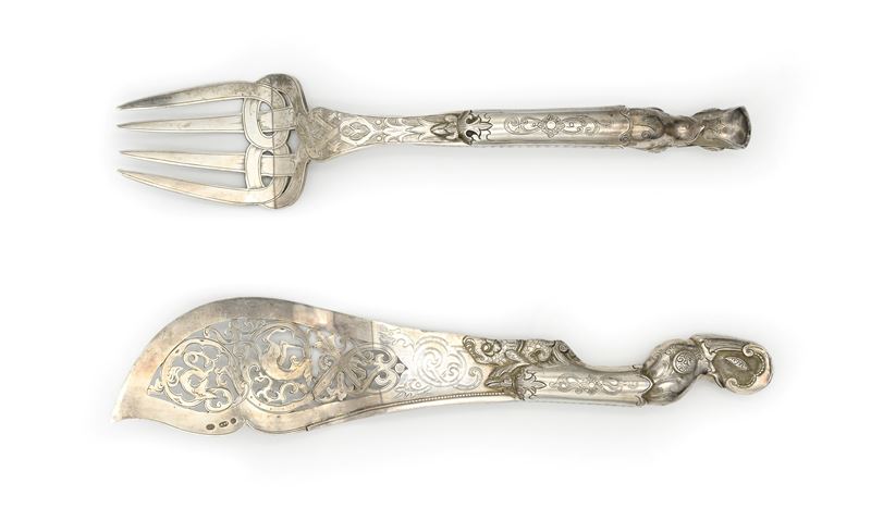 Coppia di posate da portata da pesce, forchetta e coltello traforati, fine XIX-inizi XX secolo