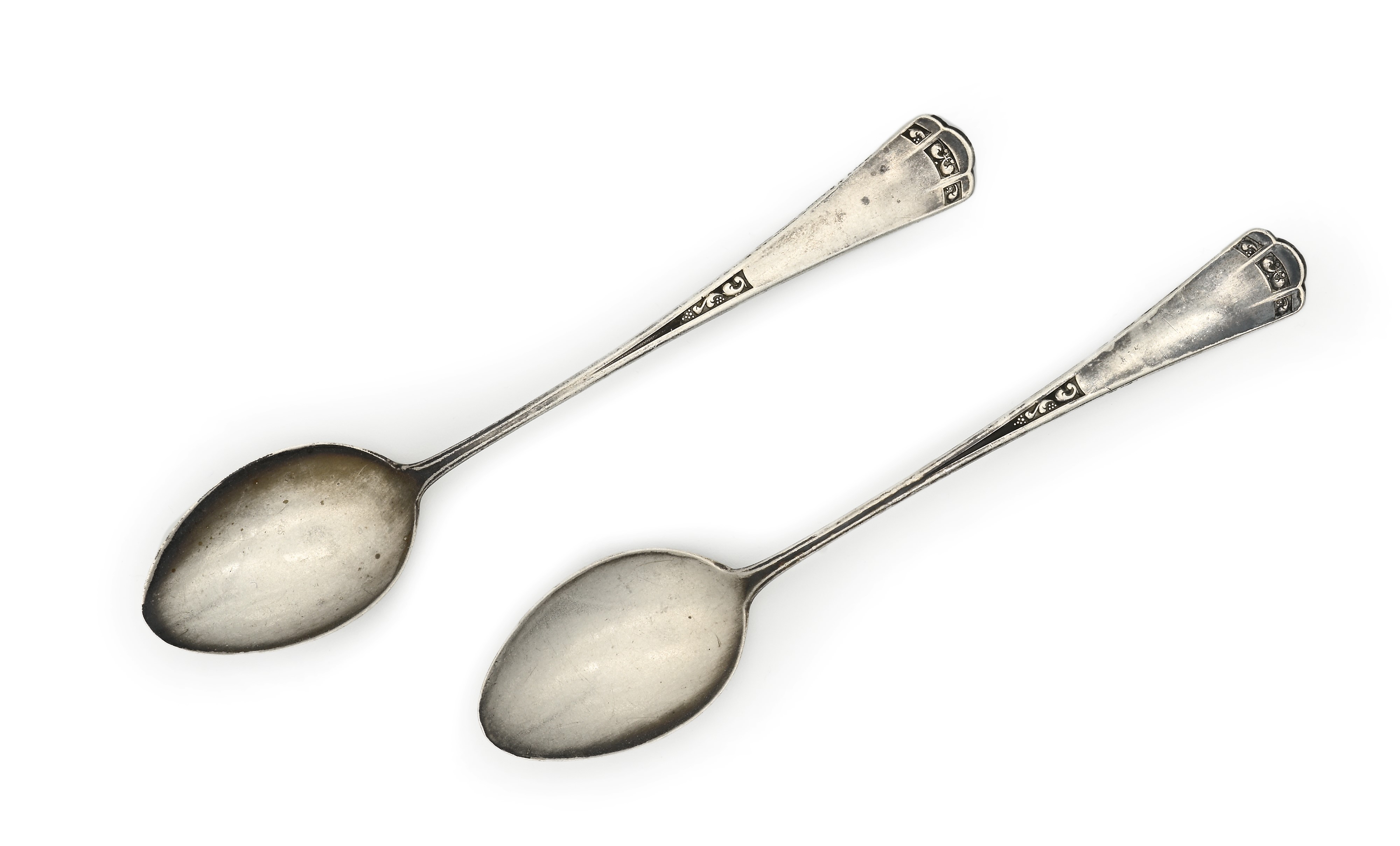 Coppia di cucchiaini da colazione in argento, decorazione e finitura argentata