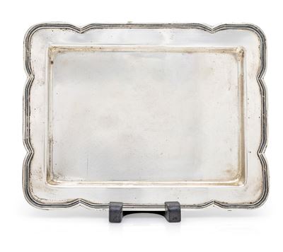 Vassoio rettangolare in argento 800/000, profilo mistilineo con nervature