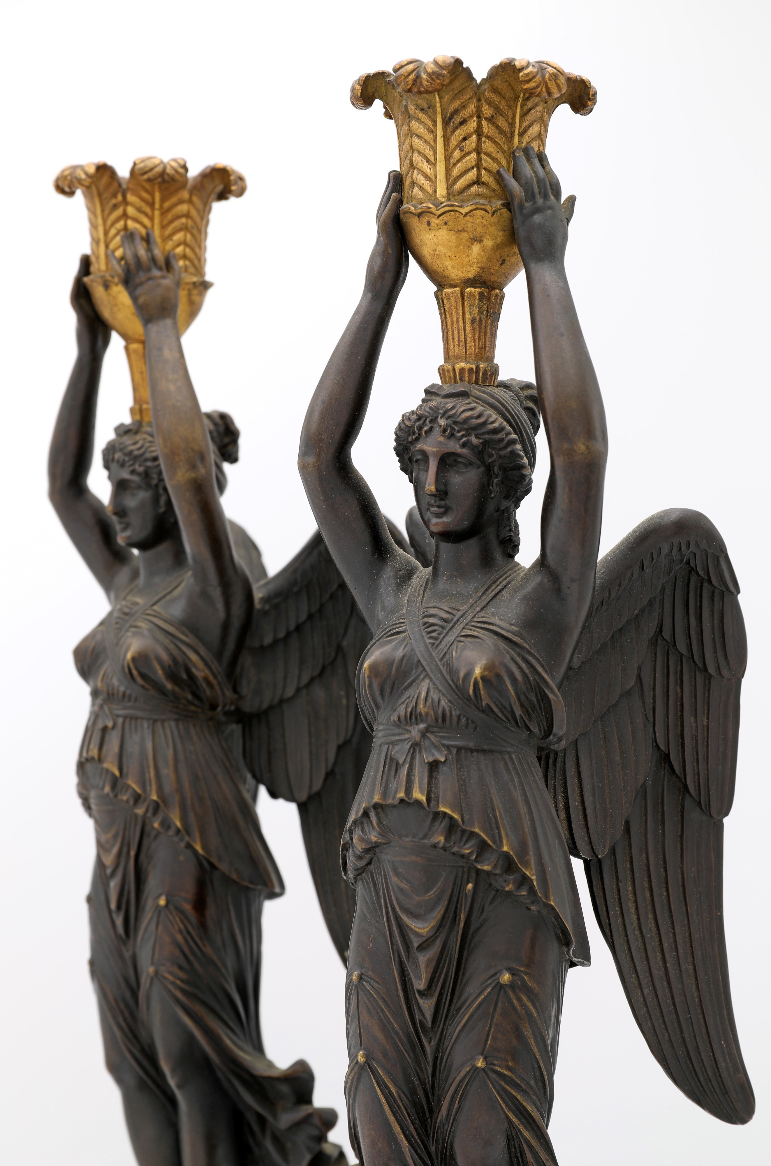 Coppia di candelieri, bronzo brunito e dorato, con figure di Vittoria alata, Francia, periodo del...