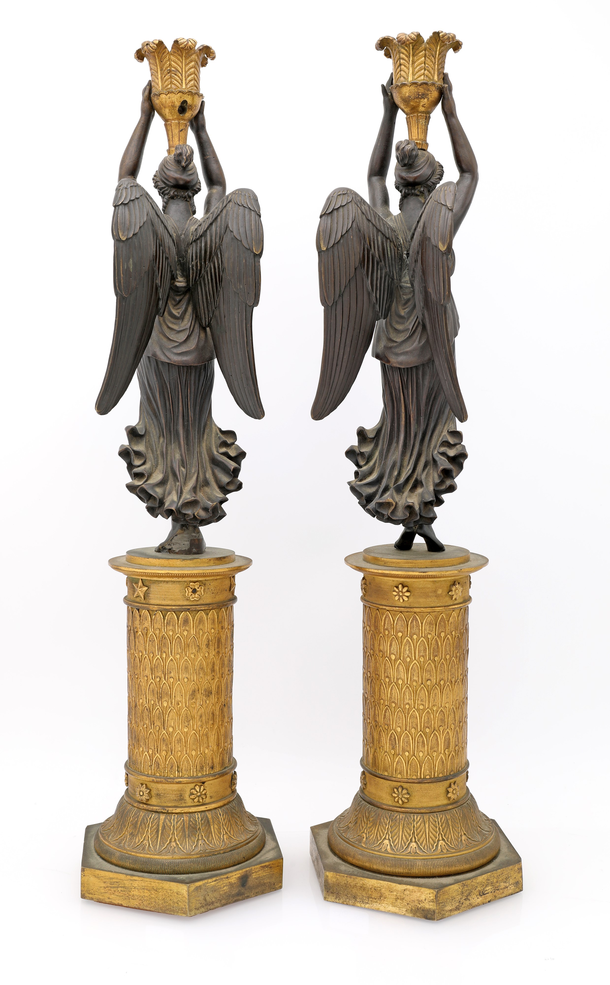 Coppia di candelieri, bronzo brunito e dorato, con figure di Vittoria alata, Francia, periodo del...