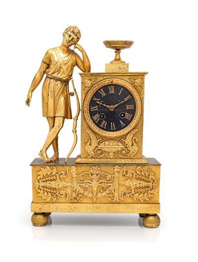 Orologio da camino, bronzo dorato con figura di Amore e quadrante nero a numeri romani, firmato "...