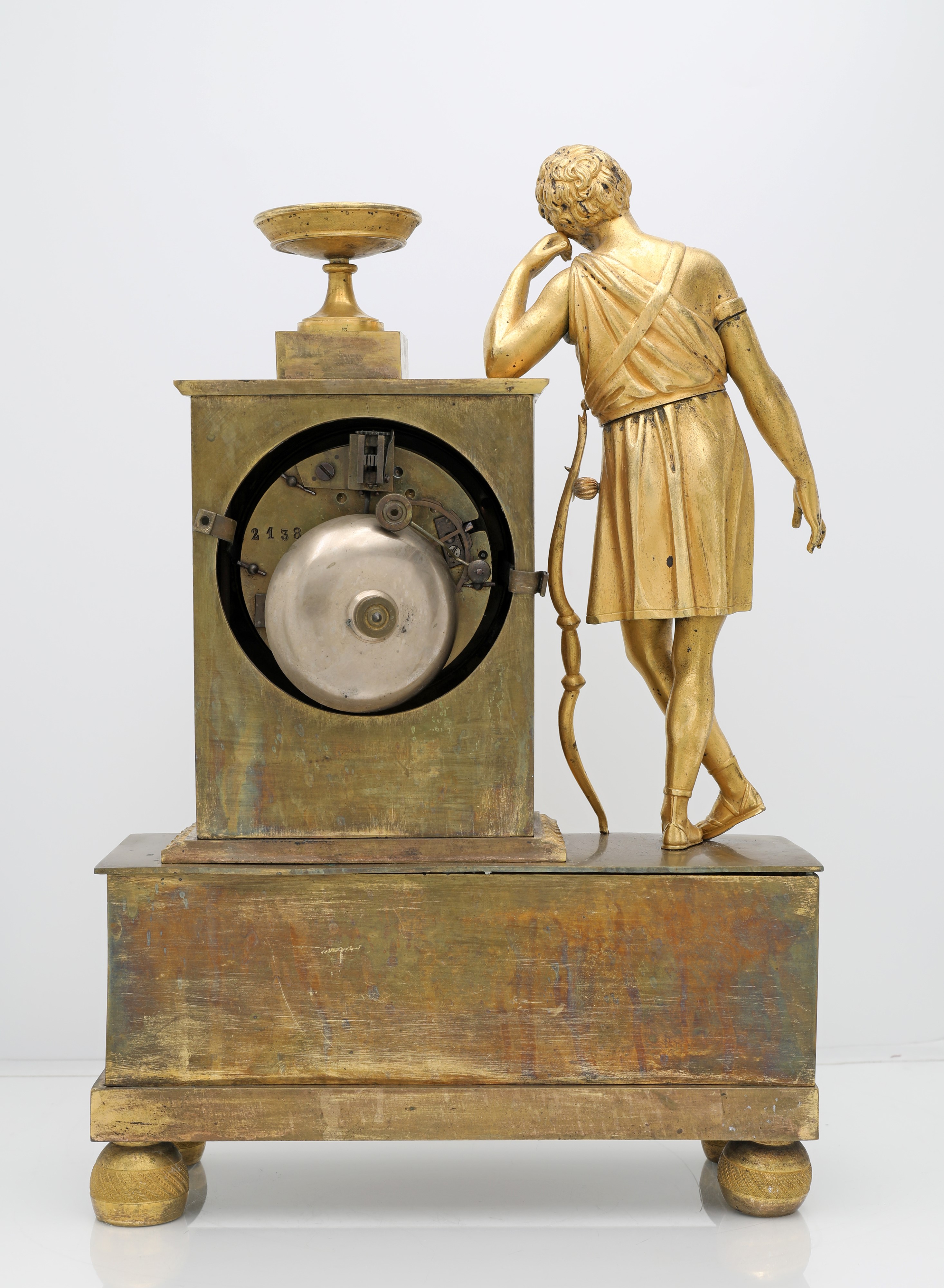 Orologio da camino, bronzo dorato con figura di Amore e quadrante nero a numeri romani, firmato "...