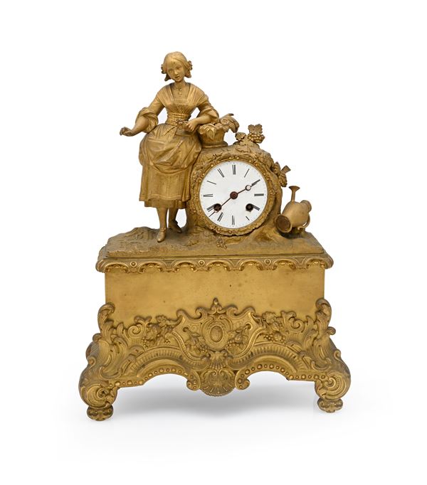 Orologio da camini on bronzo dorato con figura femminile ed alto basamento